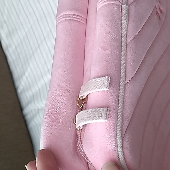 Nwot Benefit pink velour toiletries case - Picture 4 of 6